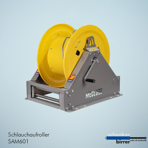 L'uomo dell'industria degli avvolgitubo.